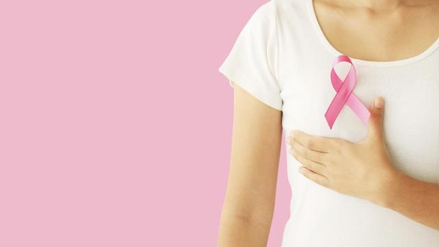 Imagen de archivo lazo rosa cáncer de mama.
