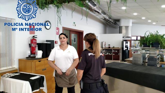 Foto facilitada por la Policía de la cafetería del hotel donde sucedieron los hechos.
