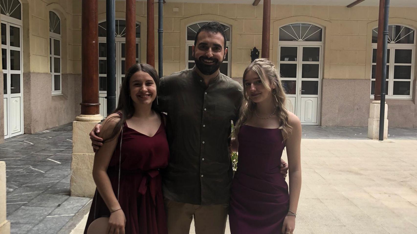 Las dos alumnas galardonadas junto al tutor, Jose Luis Barreales, a las puertas del colegio