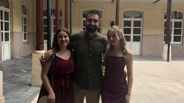 Las dos alumnas galardonadas junto al tutor, Jose Luis Barreales, a las puertas del colegio