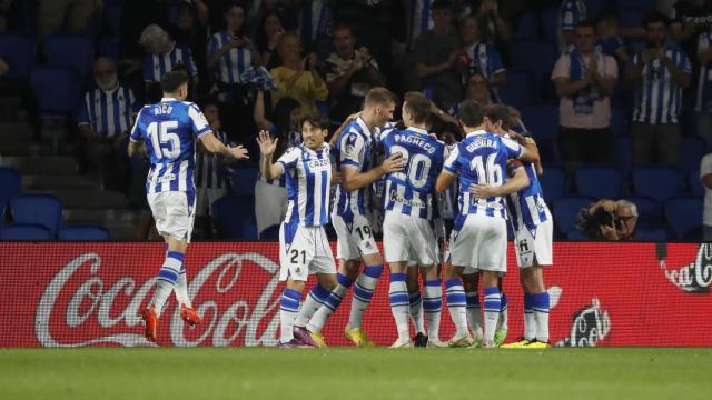 Los jugadores de la Real Sociedad celebrando un gol.