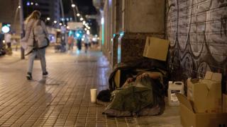 Una persona durmiendo en la calle en Barcelona. Kike Rincón / Europa Press