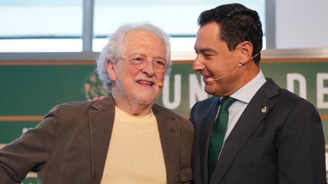 El presidente de la Junta de Andalucía, Juanma Moreno, con el fundador del Partido Andalucista, Alejandro Rojas Marcos.
