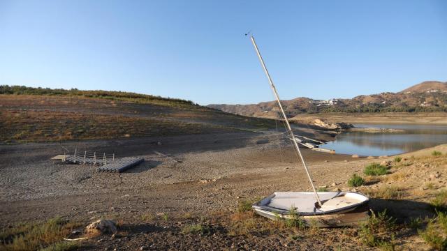 El pantano de la Viñuela, oficialmente 'muerto'.
