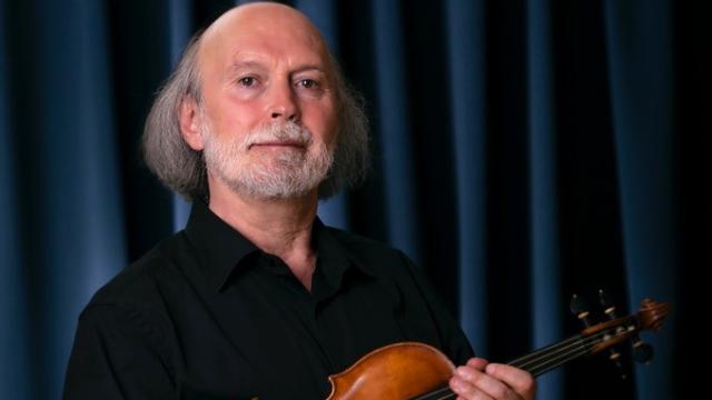 Ángel Sampedro, profesor de violín despedido por no tener título de valenciano.