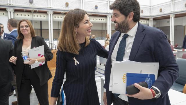 La parlamentaria popular María del Carmen Ruiz Jódar, junto al presidente murciano, Fernando López Miras, este miércoles, en la Asamblea Regional, antes de anunciar que el PP retira su ley de autonomía financiera.