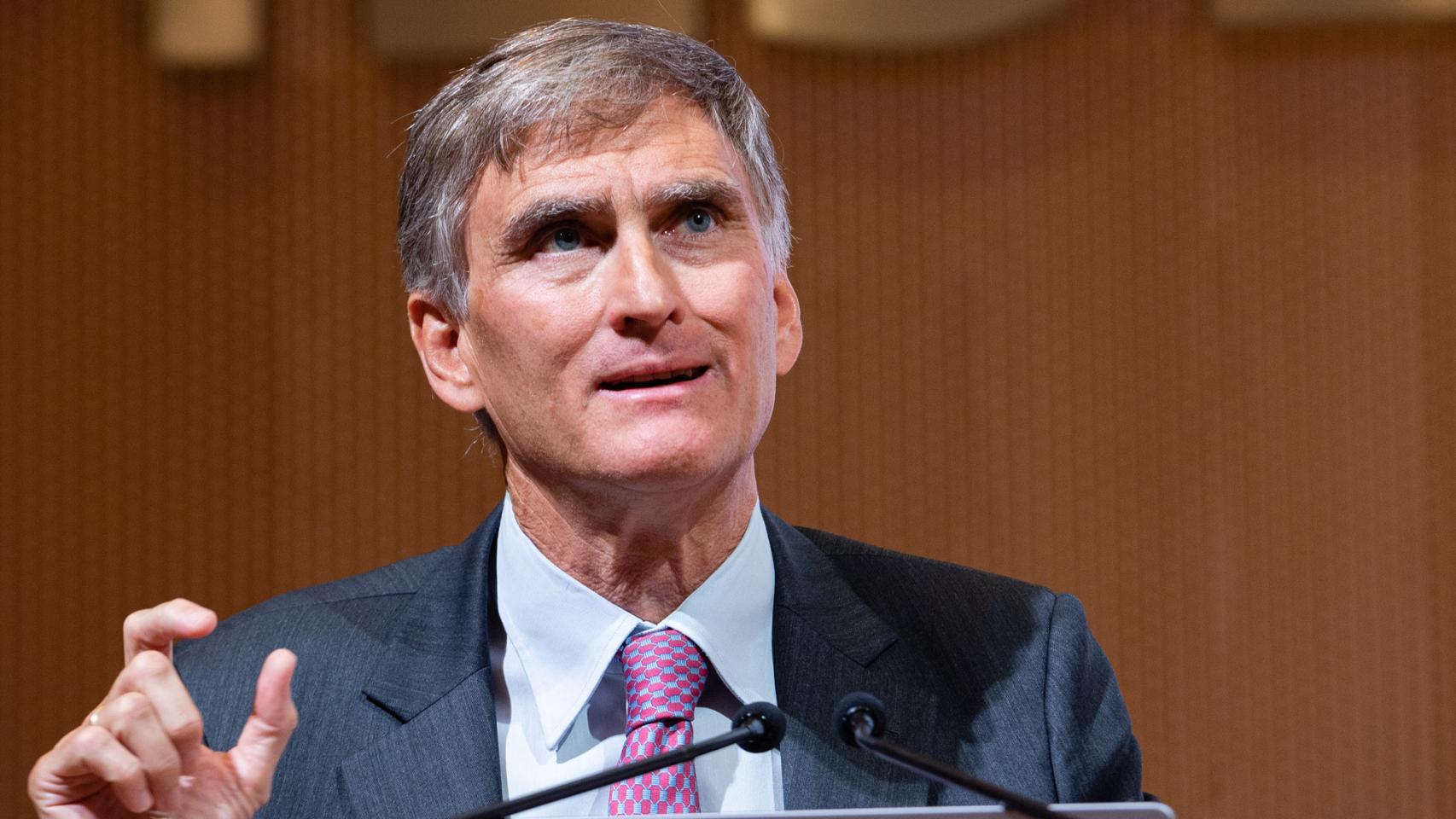 Francisco García Paramés durante su ponencia en el IESE.