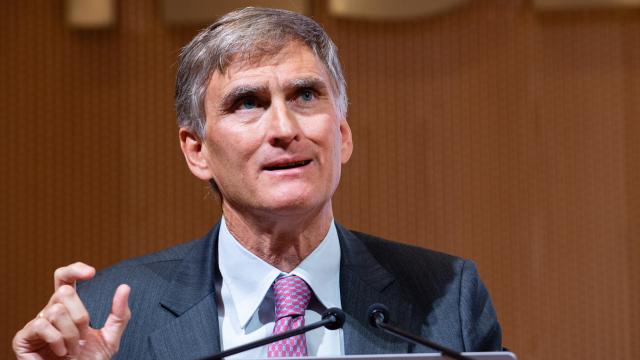 Francisco García Paramés durante una ponencia en el IESE.