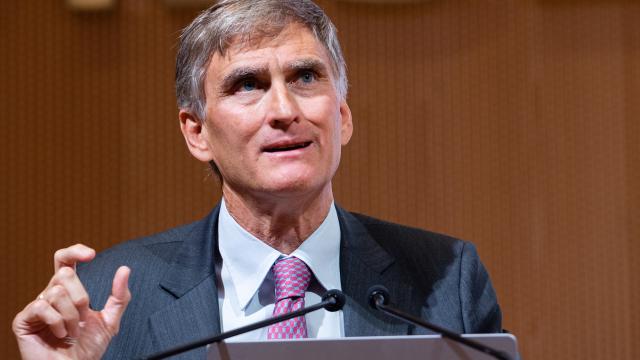 Francisco García Paramés durante una ponencia en el IESE.