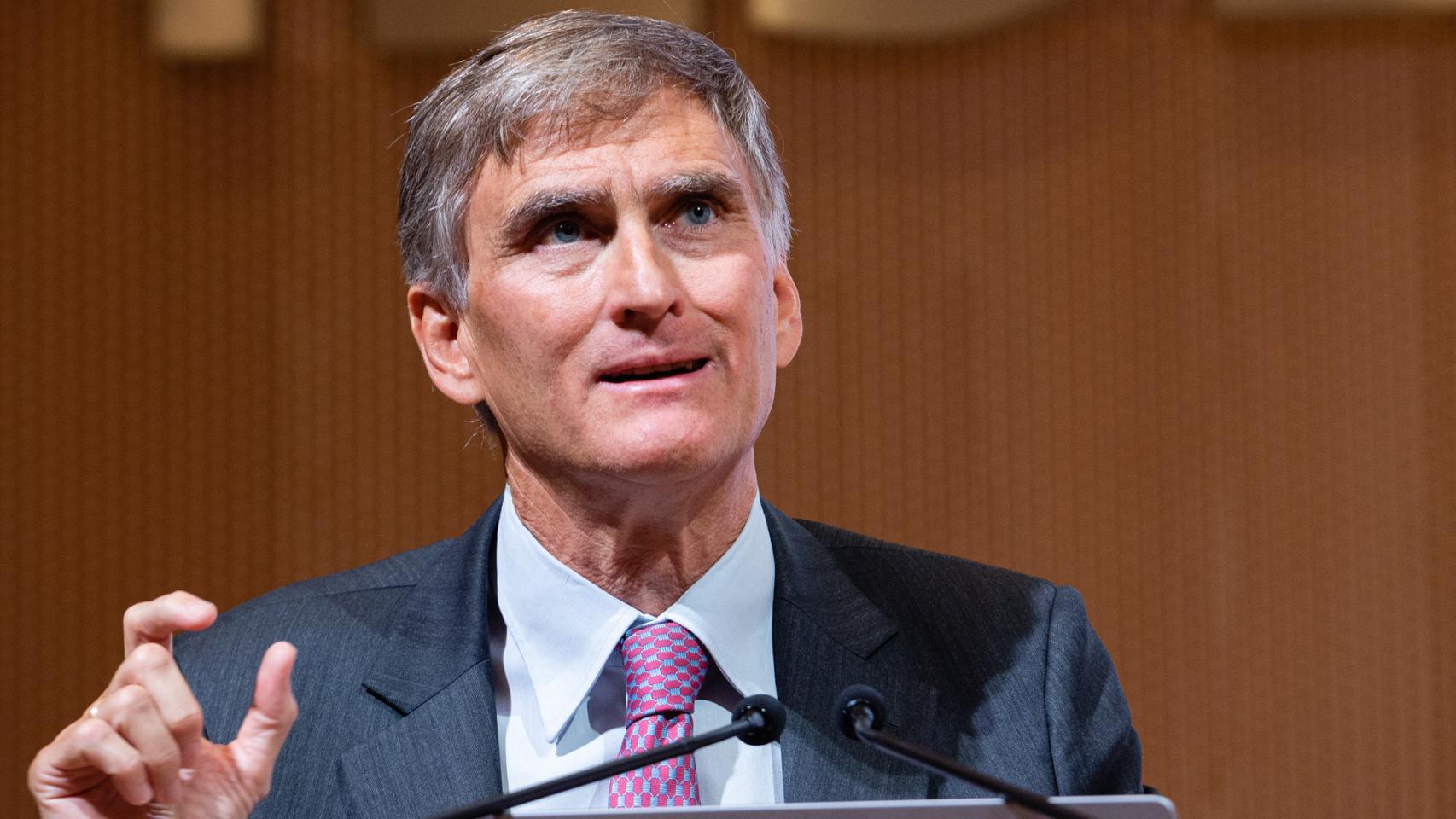 Francisco García Paramés en una ponencia en el IESE.