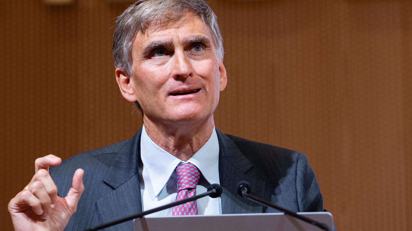 Francisco García Paramés durante una ponencia en el IESE.