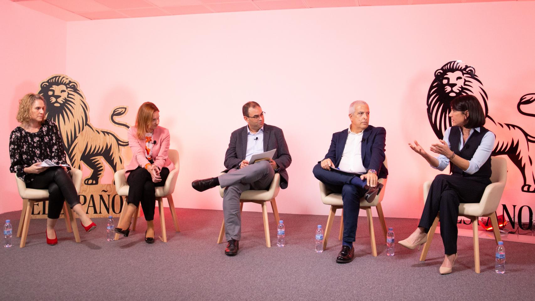 Sara Molero (CEIM), Cristina Martinez (Vodafone España), Alfonso Muñoz (Invertia), Luis Prieto (Red.es), Valle del Aguila (Microsoft España) durante su participación en el encuentro 'Kit Digital: Nuevos modelos de trabajo y de oficinas. La atracción de talento”, organizado por EL ESPAÑOL – Invertia junto con Vodafone,