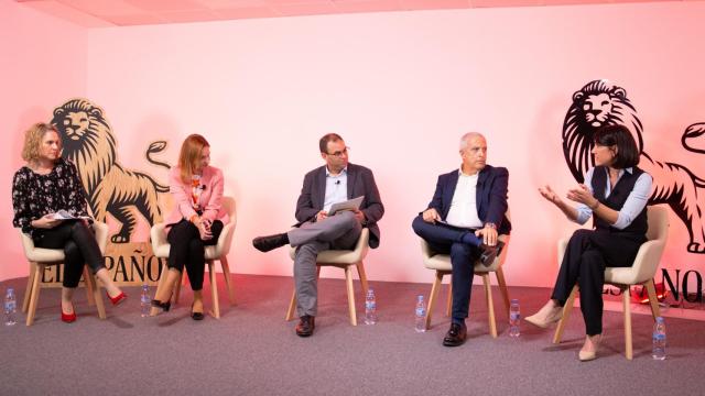 Sara Molero (CEIM), Cristina Martinez (Vodafone España), Alfonso Muñoz (Invertia), Luis Prieto (Red.es), Valle del Aguila (Microsoft España) durante su participación en el encuentro 'Kit Digital:  Nuevos modelos de trabajo y de oficinas. La atracción de talento”, organizado por EL ESPAÑOL – Invertia junto con Vodafone,