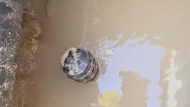 Pérdida de agua en una red de abastecimiento en Málaga.