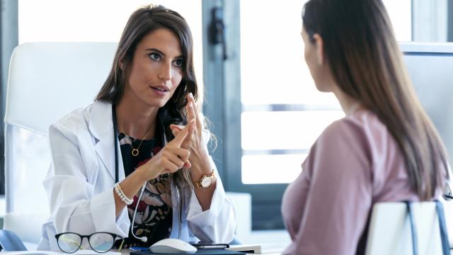 Doctora explicando a su paciente el diagnóstico.