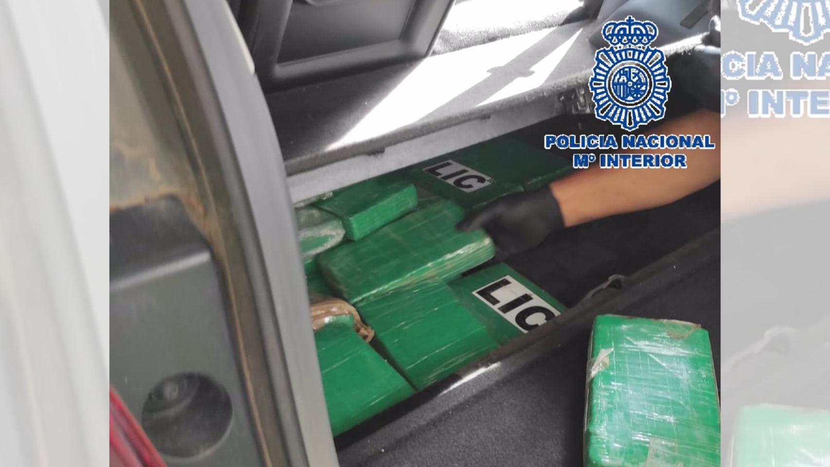 Parte de la droga intervenida en la operación.
