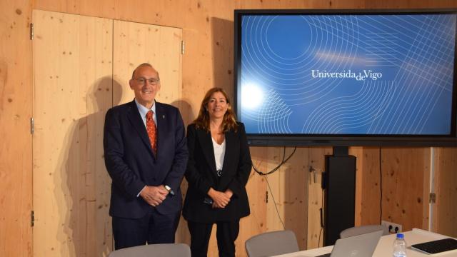 El rector de la UVigo, Manuel Reigosa y la vicerrectora de Estudantes e empregabilidade de la UVigo, Natalia Caparrini.