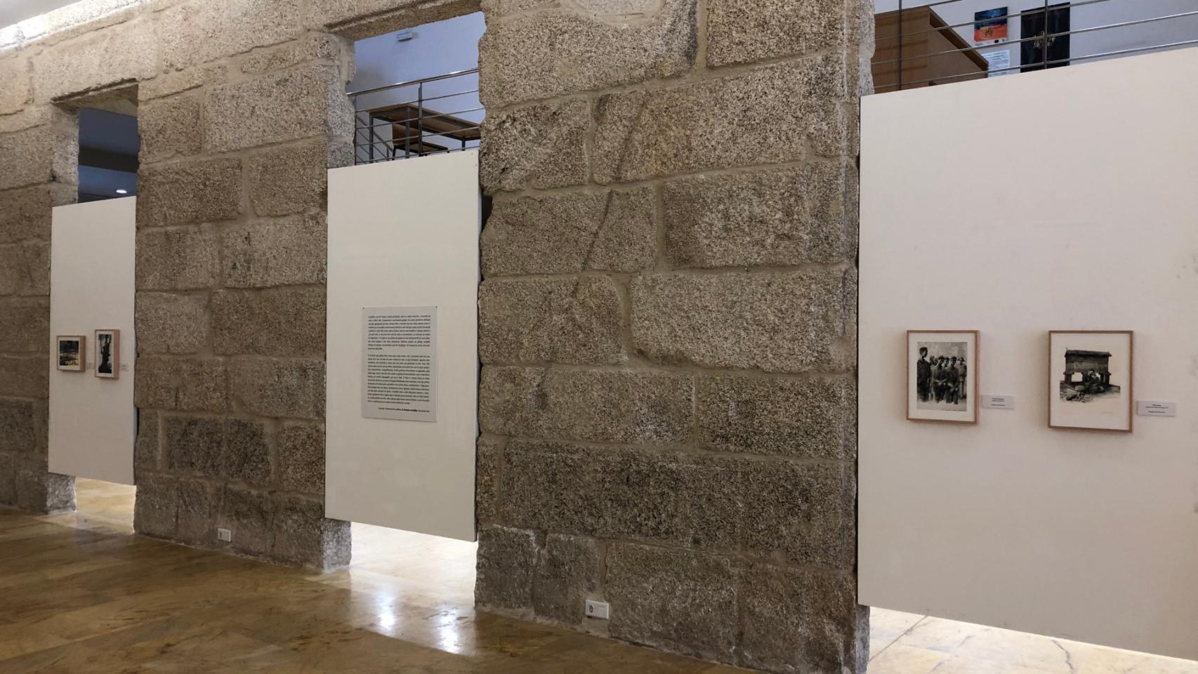 La exposición Castelao grafista (facsímile) en la Sala Municipal de Exposicións de Tui.