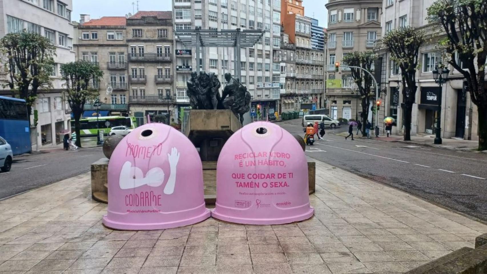 Contenedores de vidrio contra el cáncer de mama en la Gran Vía de Vigo.