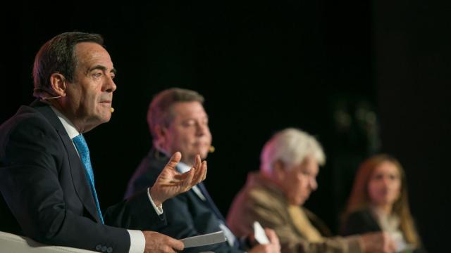 José Bono, en primer plano, junto a Emiliano García-Page y Felipe González este jueves en Toledo