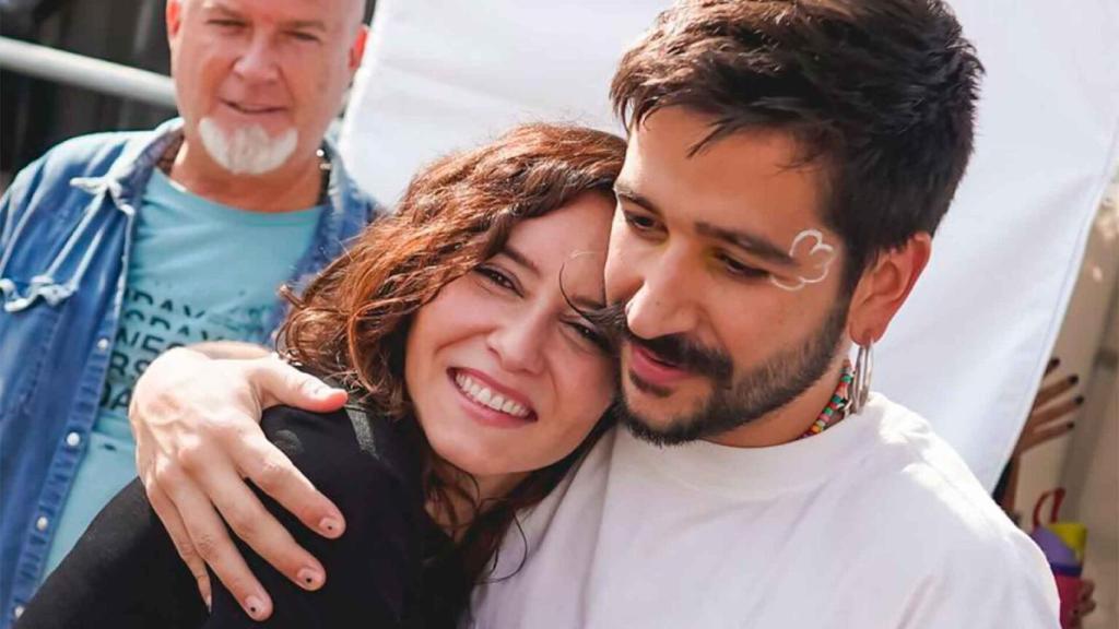 La presidenta de la Comunidad de Madrid, Isabel Díaz Ayuso, junto al cantante colombiano Camilo, durante su concierto del Día de la Hispanidad.