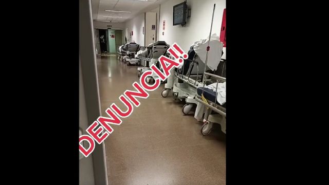 Las camillas se agolpan en los pasillos del Hospital de Torrevieja en un vídeo que se ha hecho viral.