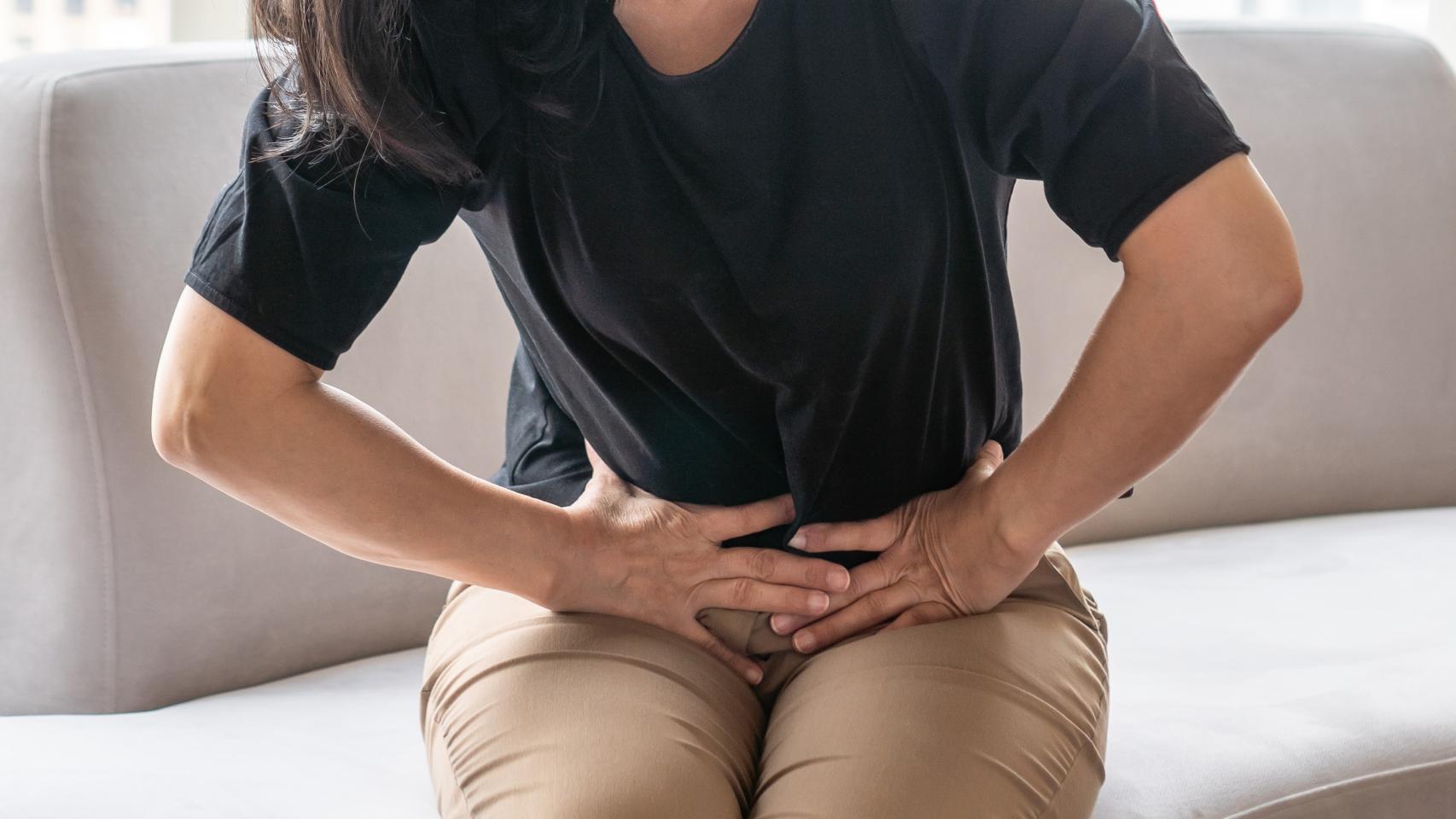Imagen de archivo de una mujer con dolor en la parte baja del abdomen.