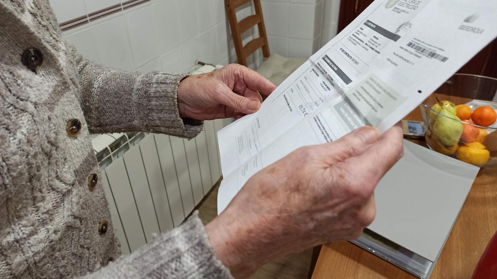 Una mujer intenta entender la factura de la luz