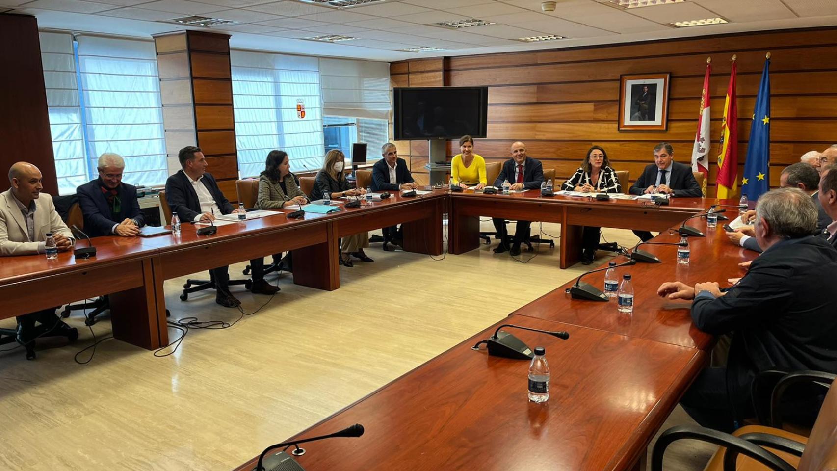 La consejera de Movilidad y Transformación Digital, María González Corral, reunida con representantes de las comunidades de regantes de San Frontis y El Viso, organizaciones agrarias y Cobadu