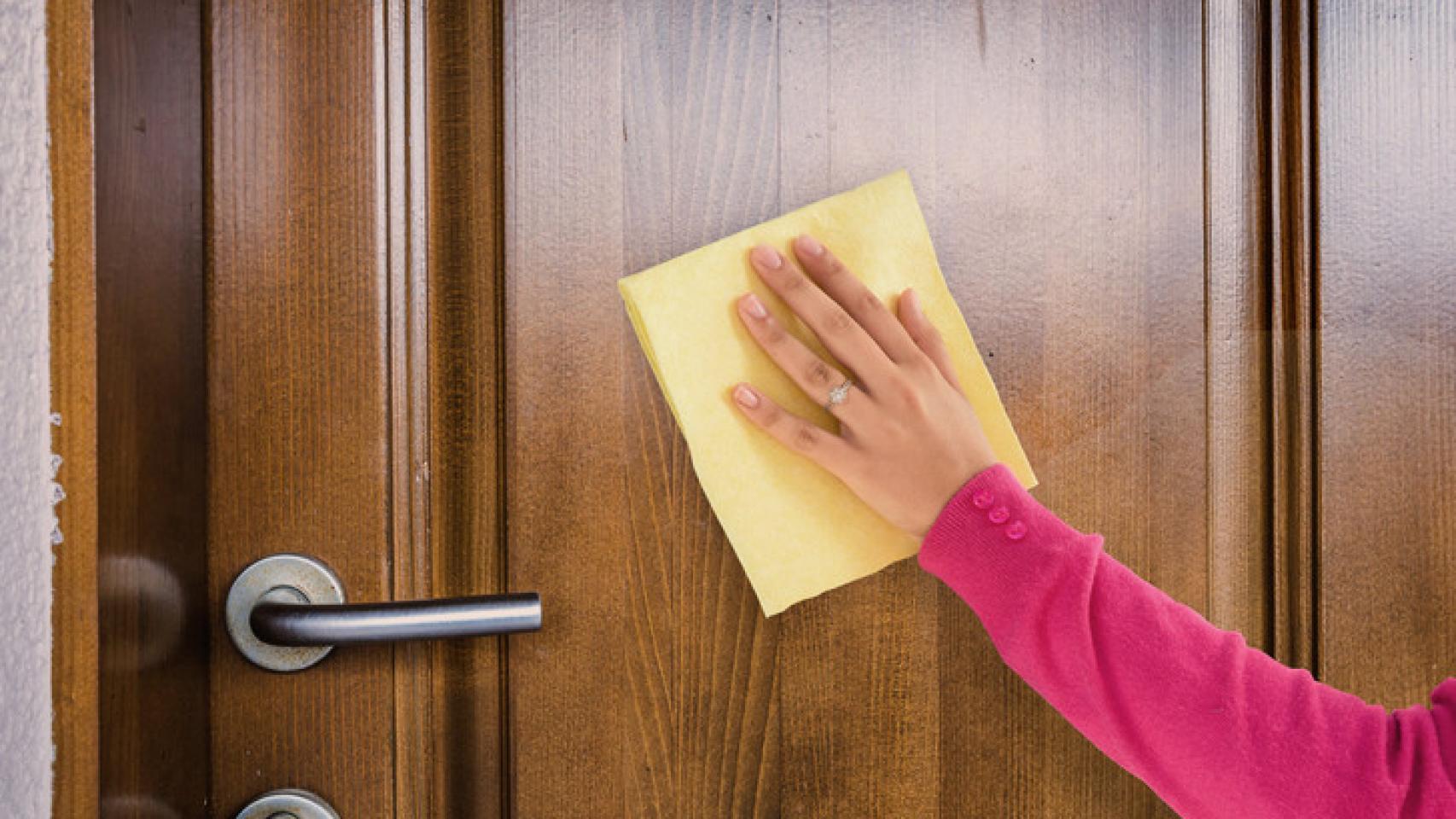 Esta es la forma correcta de limpiar las puertas de madera.