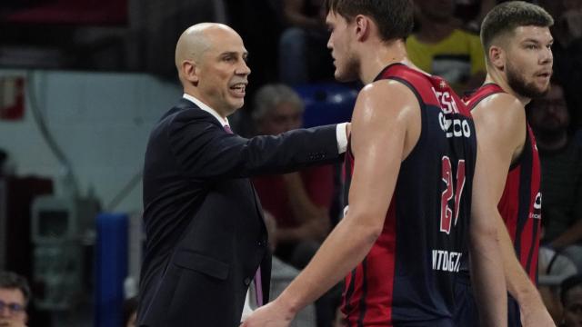 Joan Peñarroya felicita a sus jugadores tras la victoria contra Estrella Roja en Euroliga