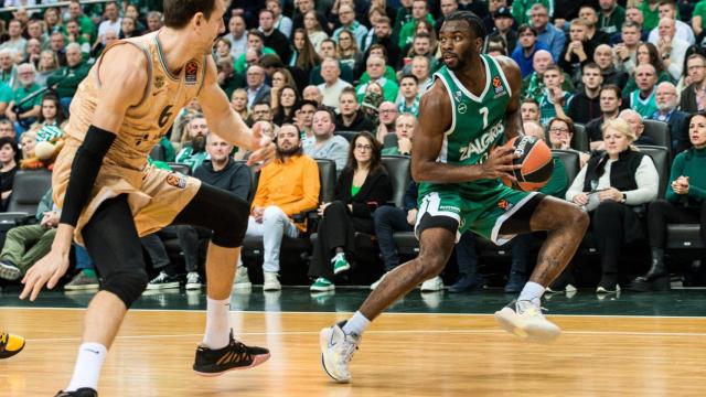 Un lance del encuentro entre el Zalgiris y el Barcelona de basket.