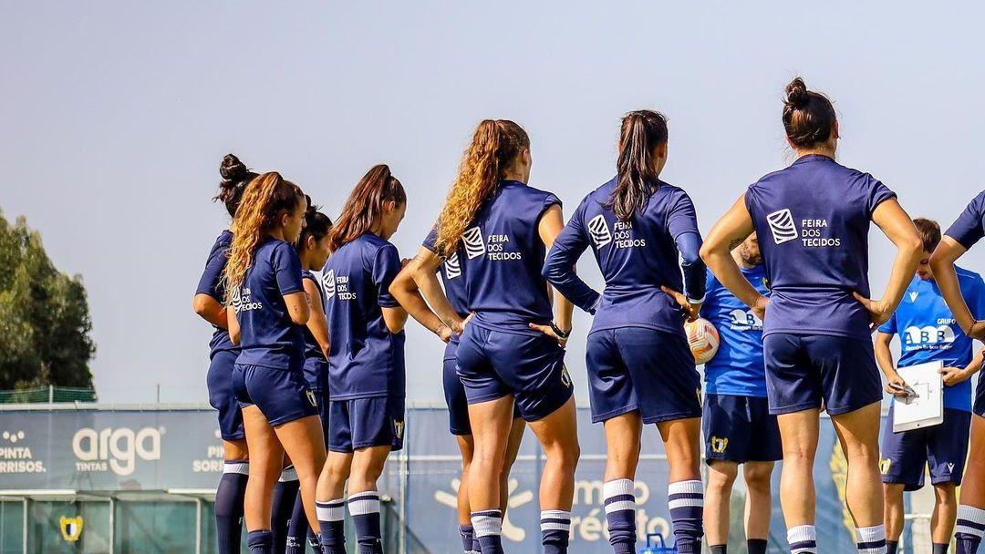 Las jugadoras del equipo femenino del Famalicao femenino durante un entrenamiento
