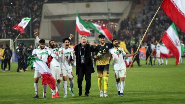 El seleccionador de Irán, Daragan Scocic, y sus jugadores celebran el pase al Mundial de Qatar
