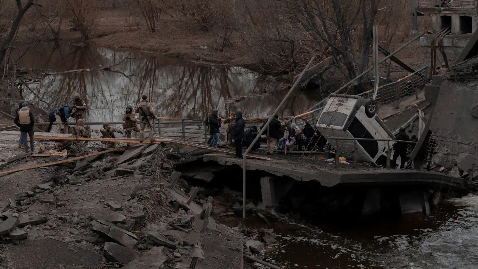 Un grupo de civiles huye de la ciudad de Irpin, en la región de Kiev. Foto: Jedrzej Nowicki (Reuters)