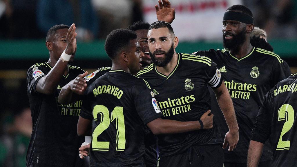 Los jugadores del Real Madrid felicitan a Benzema por su gol