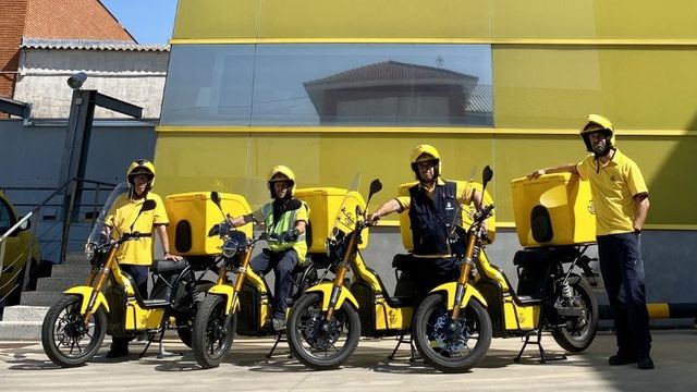 Así son las cinco motos ciberseguras de Correos que acaban de llegar a Toledo