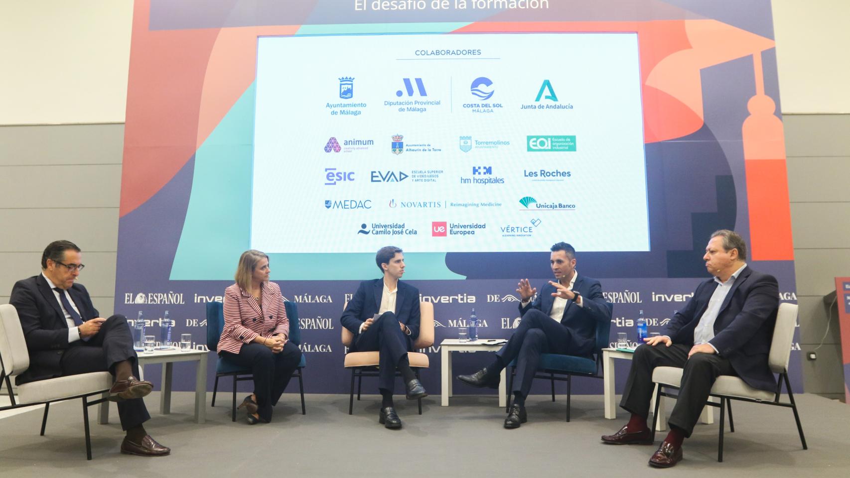 Los participantes en la mesa redonda 'incluir la innovación en el proceso educativo'.
