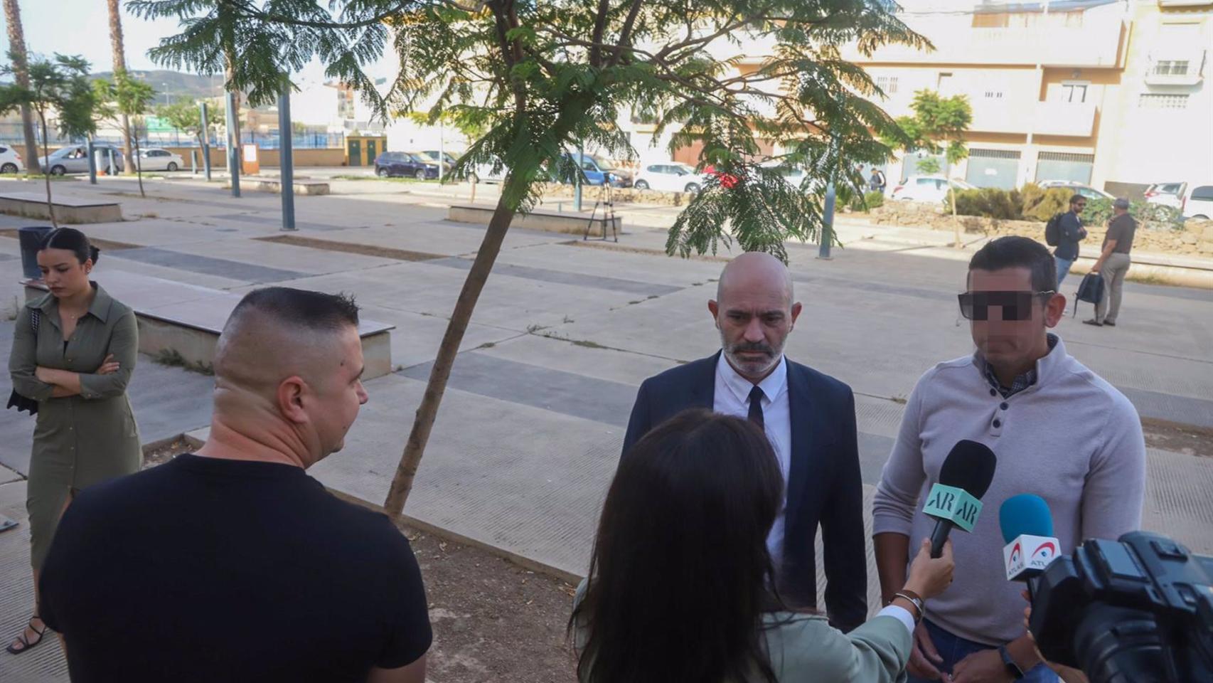 El hermano de Dana, Florín Leonte (i) escucha las declaraciones ofrecidas a la prensa por el supuesto homicida, S. R. (d) y su abogado defensor, Juanjo Moreno (c), el pasado día 7 de octubre.
