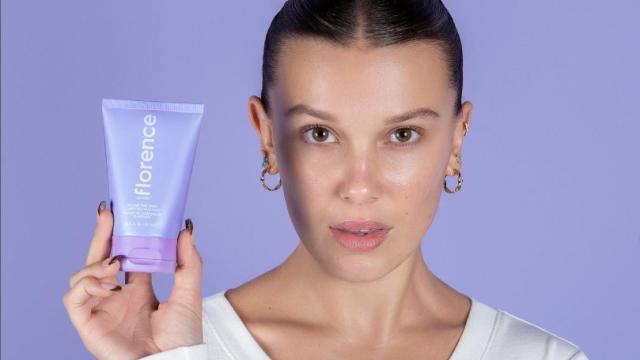 Millie Bobby Brown mostrando un producto de su nueva marca.