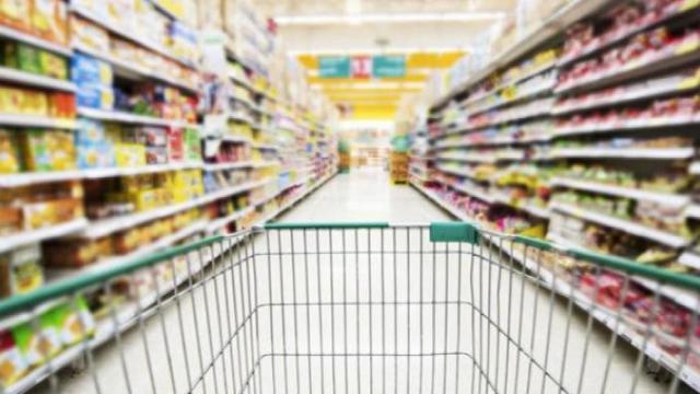 El interior de un supermercado.