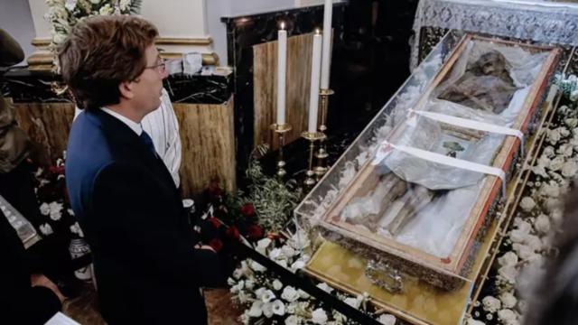 El alcalde de Madrid, José Luis Martínez-Almeida, durante su visita a la capilla de la Inmaculada Concepción, en la Colegiata de San Isidro.