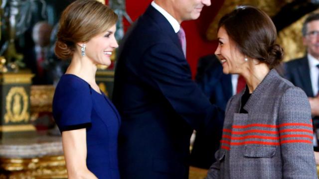 Eva Fernández y la reina Letizia en el Palacio Real con motivo del Día de la Hispanidad de 2015.