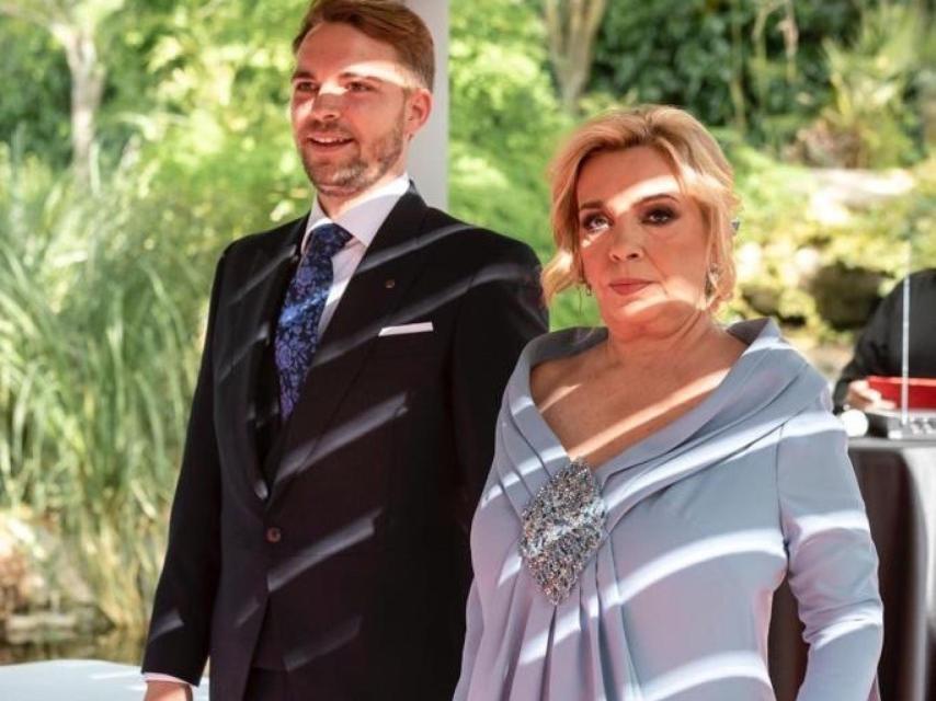 Carmen Borrego, madrina en la boda de su hijo, José María.