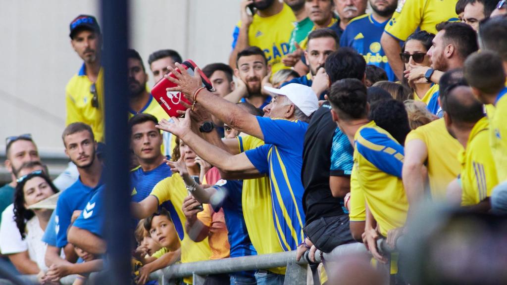 Aficionados del Cádiz con un desfibrilador en el Nuevo Mirandilla