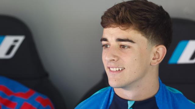 Gavi en el banquillo durante un partido del Barça