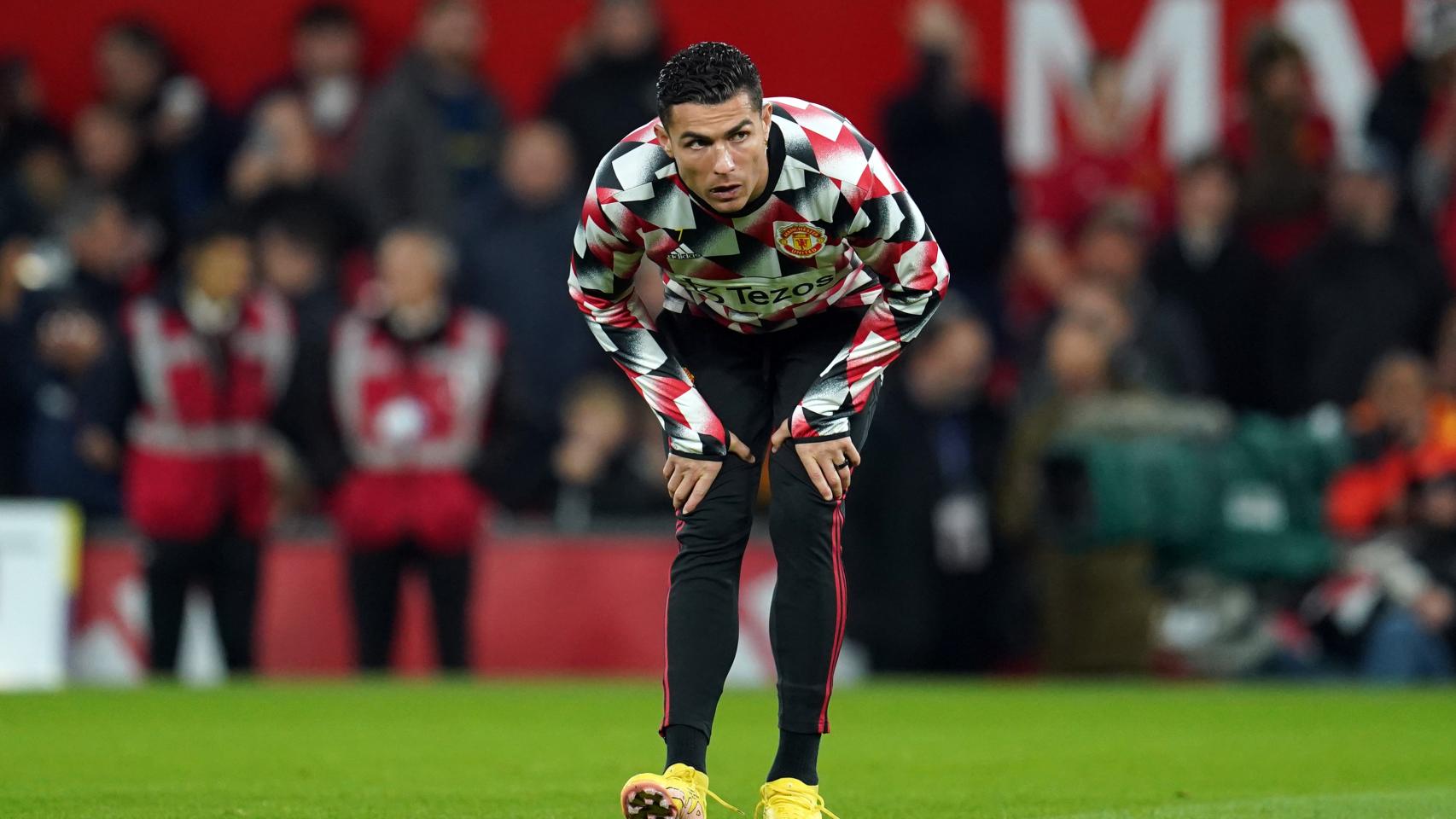 Cristiano Ronaldo calentando sobre el césped de Old Trafford