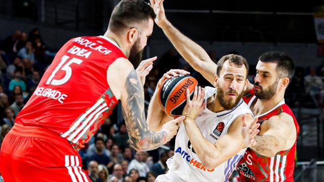 Sergio Rodríguez se lleva un balón.