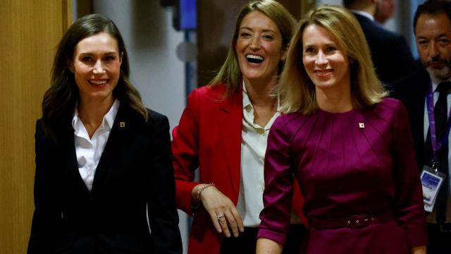 La primera ministra de Estonia, Kaja Kallas; la presidenta del Parlamento Europeo, Roberta Metsola; y la primera ministra de Finlandia, Sanna Marin, asisten a la cumbre de líderes de la Unión Europea en Bruselas, Bélgica, el 20 de octubre.
