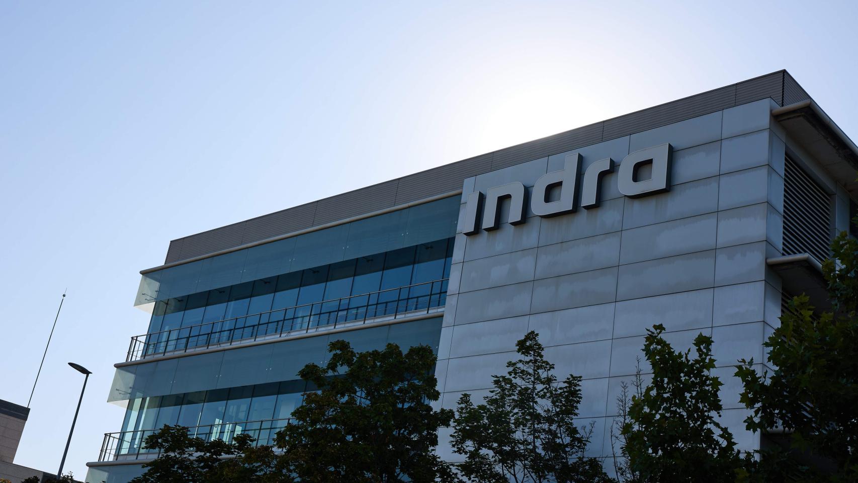 Fachada en la sede de Indra en Madrid.